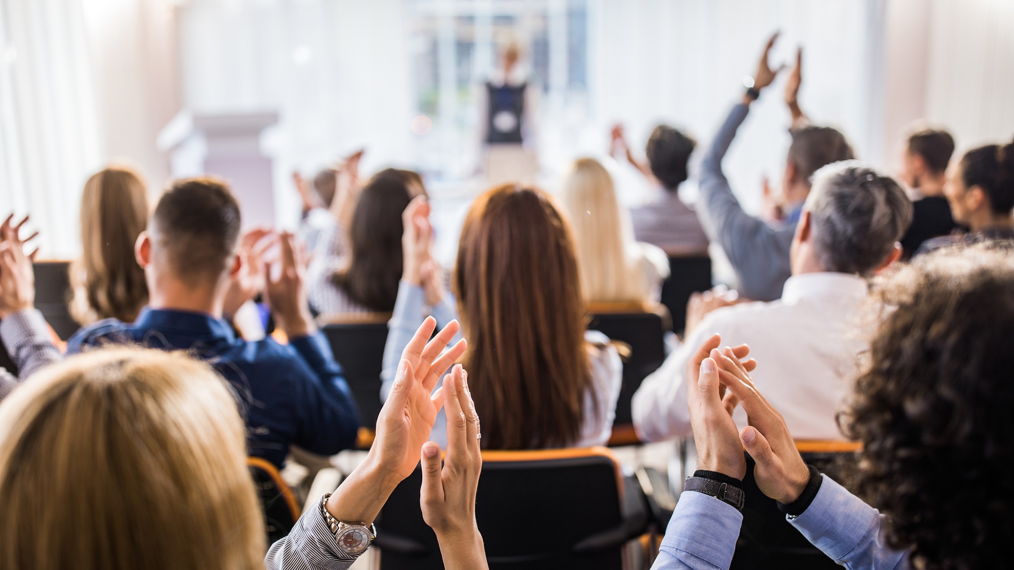 轻创业时代来临：年轻人用创意和AI开启一人公司模式-天维邦考教育网